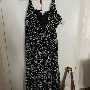 Nine West wrap black and white dress with side tie. NWT. Adjustable straps.